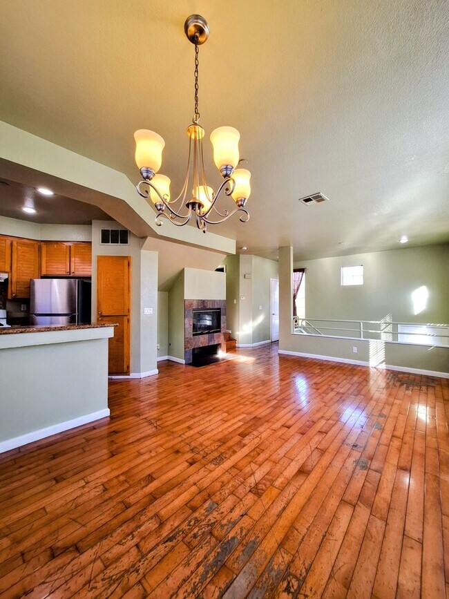Building Photo - Beautiful 3bd Tri-level Home With Pool, Pl...