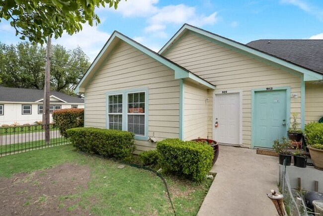 Building Photo - East Dallas Duplex