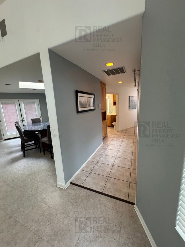 Building Photo - $750 MOVE-IN SPECIAL DISCOUNT AVAILABLE! Luxury Living Awaits: Stunning 4-Bedroom Cul-de-Sac Retr...