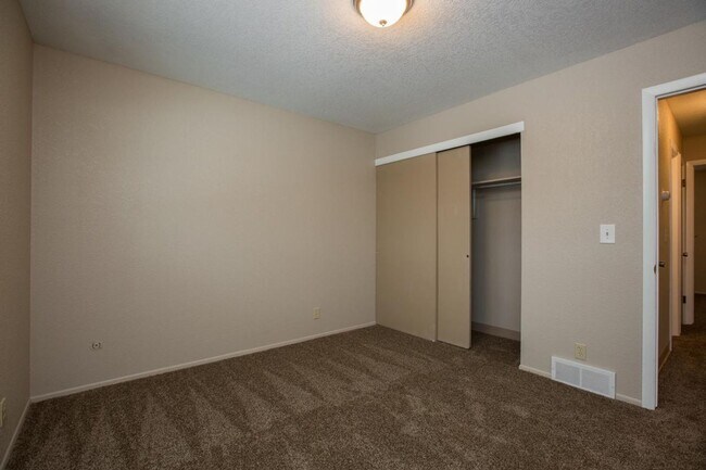 Building Photo - Students Welcome! Great Location!