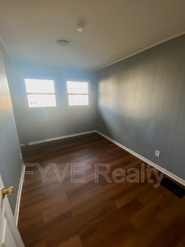 Building Photo - 968 Duxberry Ave
