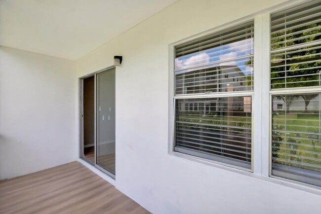 Building Photo - 296 Fanshaw H