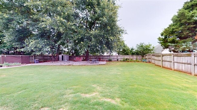 Building Photo - 629 Linden Ln