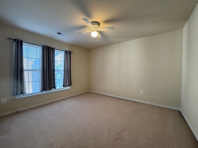 Building Photo - Stunning 4 Bed 3.5 Bath Brick Townhome In ...