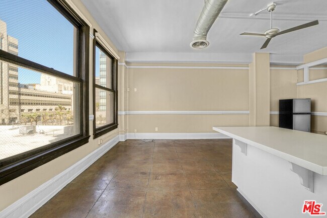 Building Photo - 108 W 2nd St