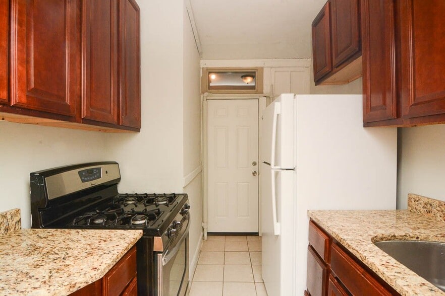 Building Photo - 519 W Surf