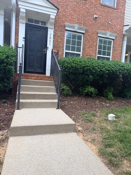 Building Photo - 7031 Sunnywood Dr