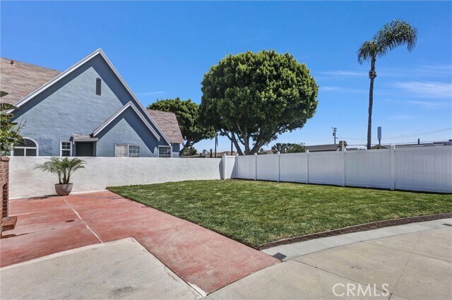 Building Photo - 423 S Poinsettia Ave