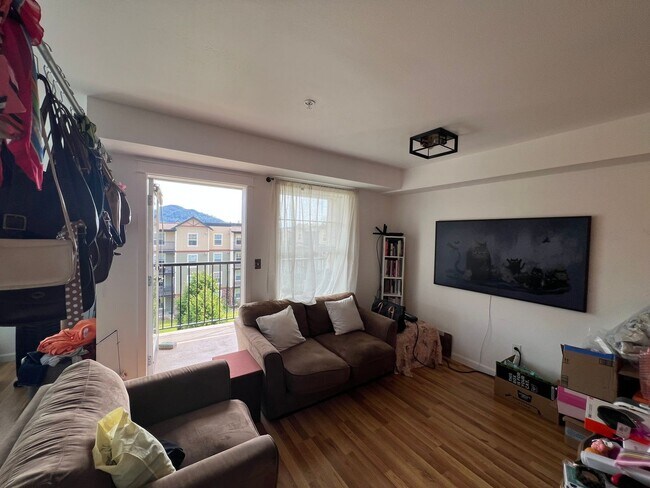 Building Photo - Spacious Studio Condo close to WWU