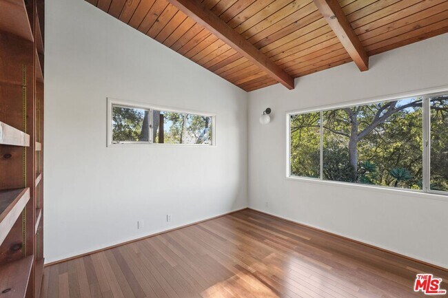 Building Photo - 21277 Entrada Rd