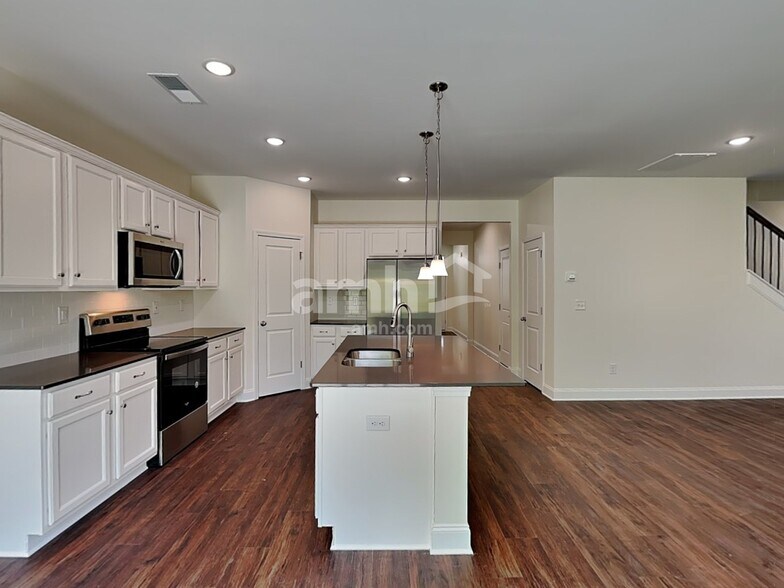 Building Photo - 13009 Redwind Dr
