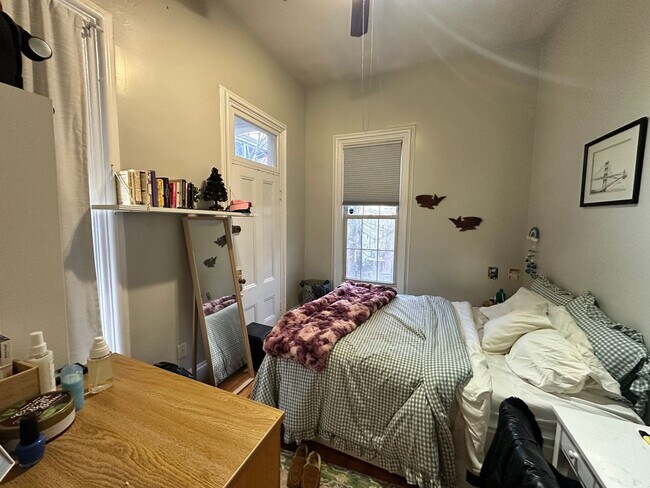 Building Photo - Charming 4 Bedroom-No Broker Fee