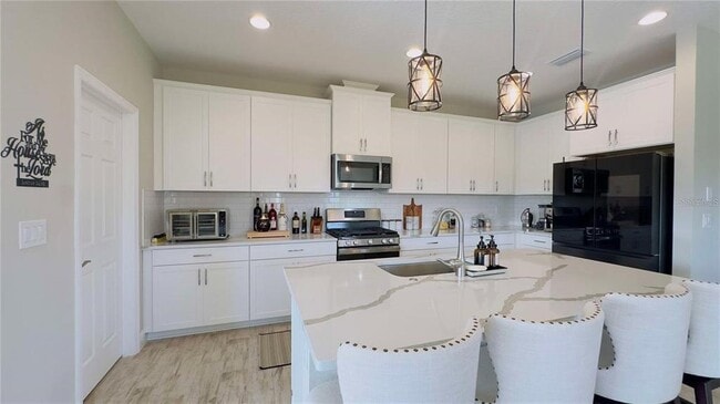 Building Photo - 12661 Oak Hill Way