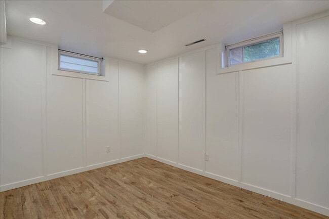 Building Photo - Beautifully renovated ranch home with drea...