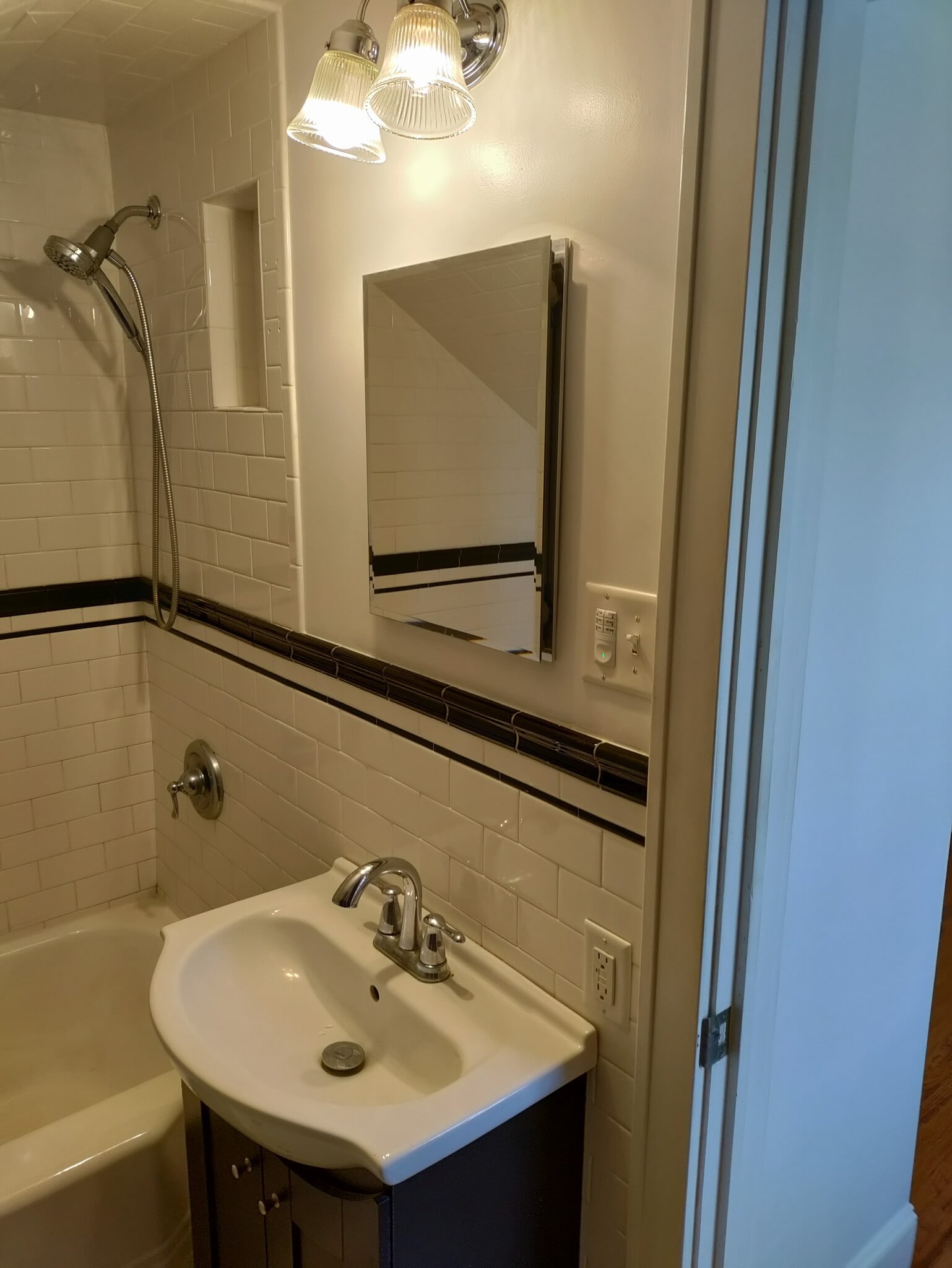 full bath - 403 W 1st St