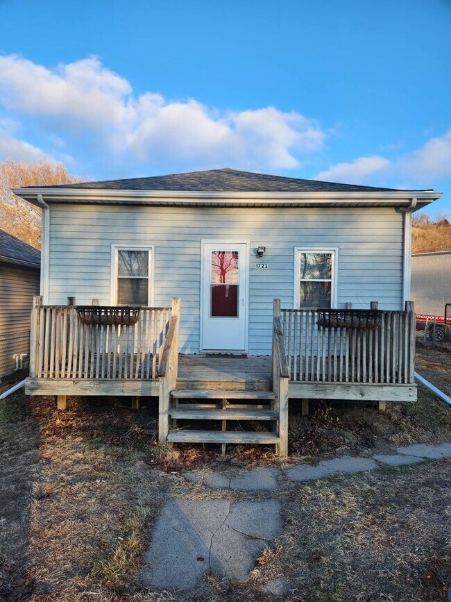Building Photo - Lovely 3BD/1BA Home in Council Bluffs