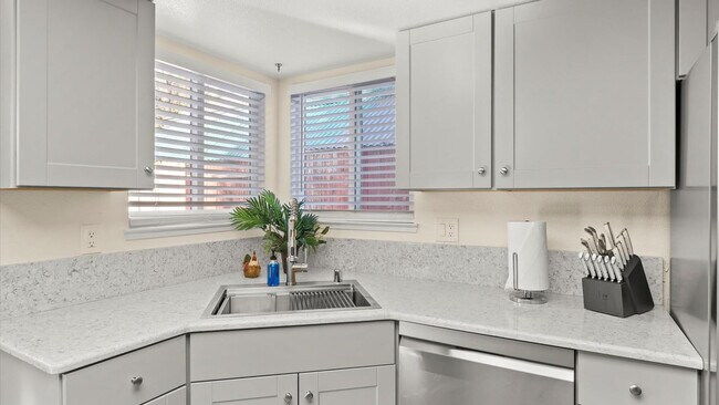 Building Photo - 2301 Sierra Highlands Dr