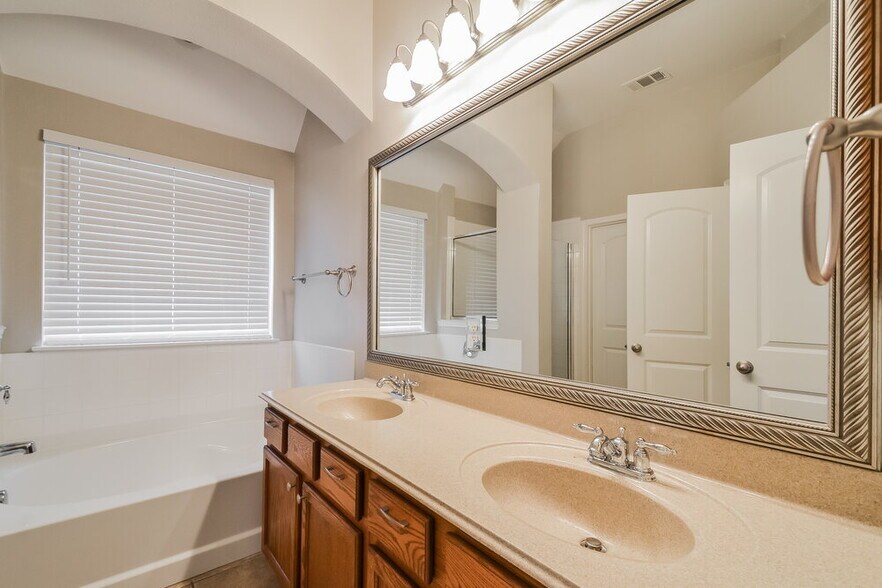Building Photo - 1409 Mockingbird Dr
