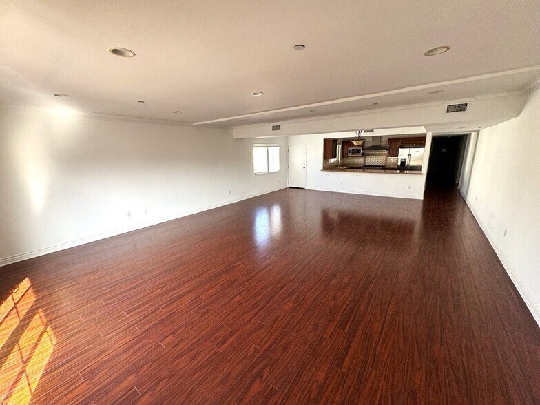 Building Photo - 11848 Kiowa Ave