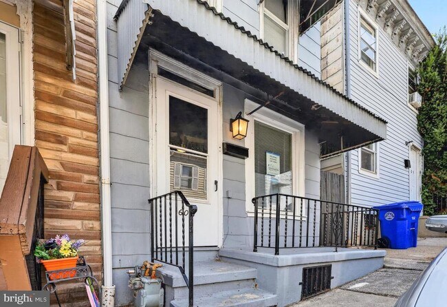 Building Photo - 603 Maple St