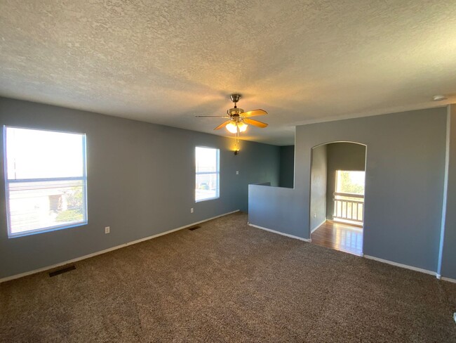 Building Photo - 3 Bedroom + Loft & Bonus Room Available Ne...