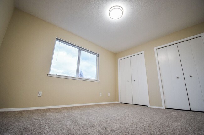 Building Photo - Newly Updated 2 Bedroom 1.5 Bath Townhouse...