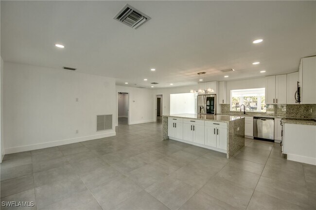 Building Photo - 4312 S Pacific Cir