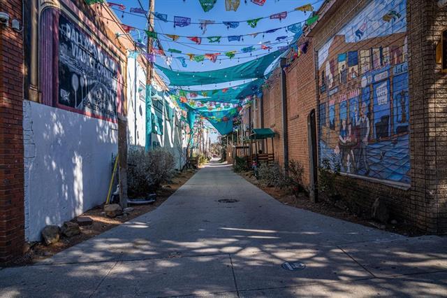 Building Photo - 600 Melba St