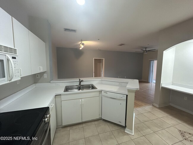 Building Photo - 610 Fairway Dr