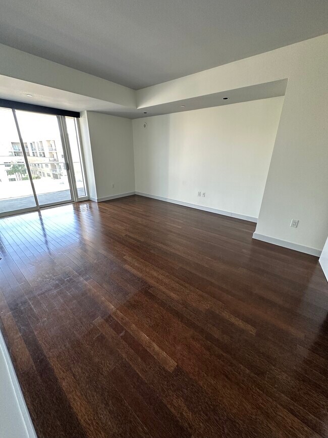 Building Photo - 6250 Hollywood Blvd