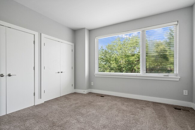 Building Photo - 1009 N Park Ave
