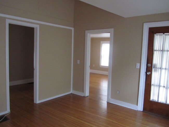 Building Photo - 2 Bedroom House!