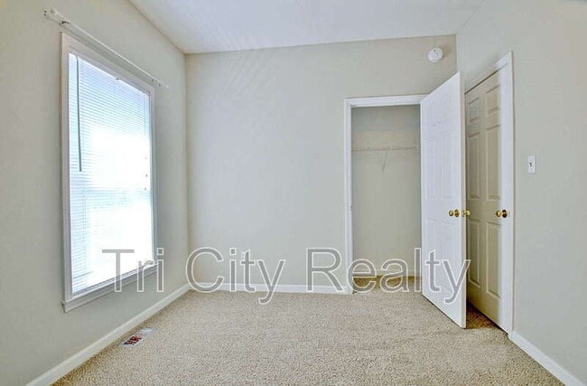 Building Photo - 109 St Albans Way