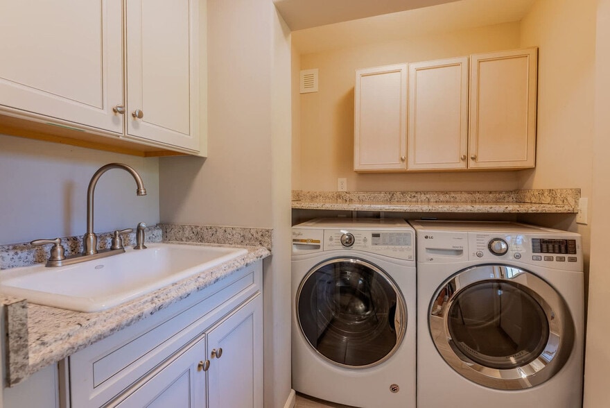 Building Photo - 7 Periwinkle Ln