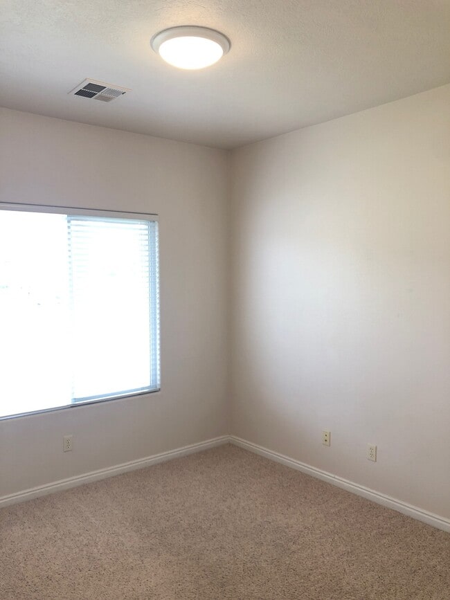 Building Photo - 3 bed 2 bath home for rent in Hurricane