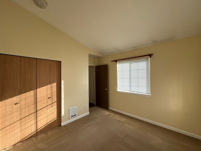 Building Photo - Spacious 3 Bedroom w/ Attached Garage
