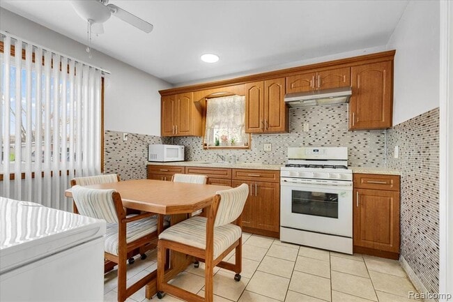 Building Photo - 1564 Moulin Ave