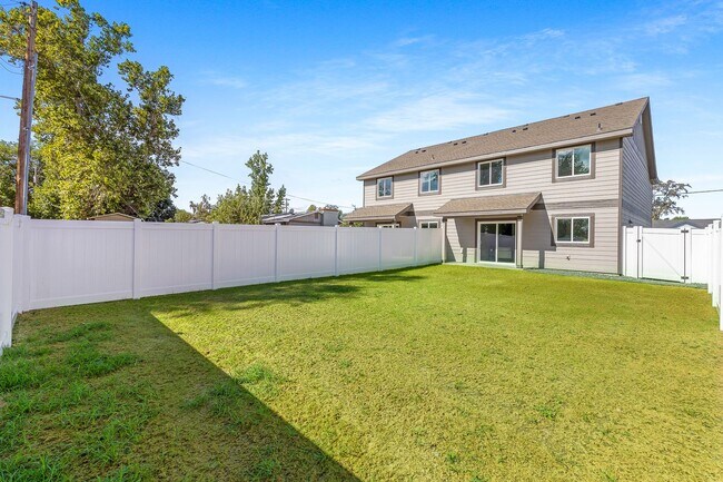 Building Photo - 605 N Rd 34