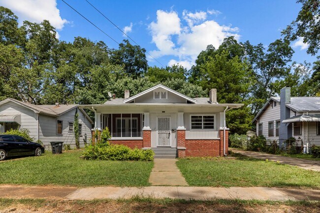 Building Photo - Beautiful Historic 4 Bedroom 2 Bathroom Home