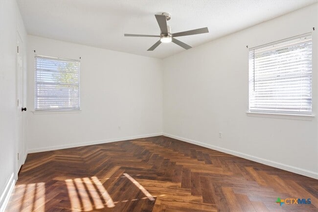 Building Photo - 907 Willow Brk St