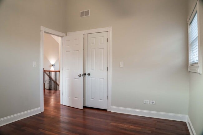 Building Photo - Gorgeous 5 Bedroom / 4 Full Bath Home along Chicago River