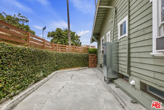 Building Photo - 1404 Maltman Ave