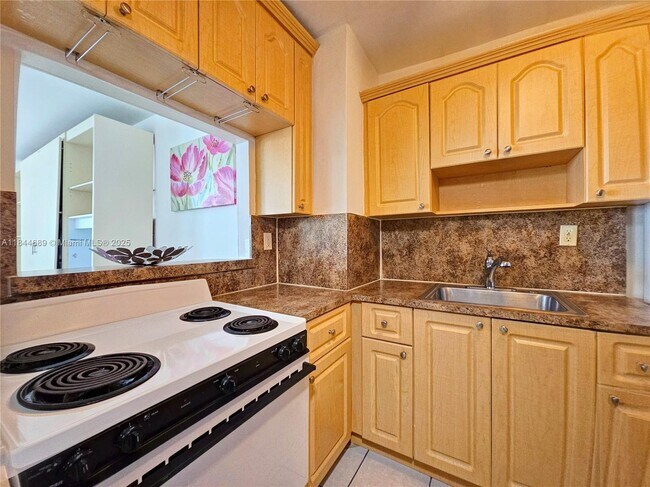 Building Photo - 2899 Collins Ave