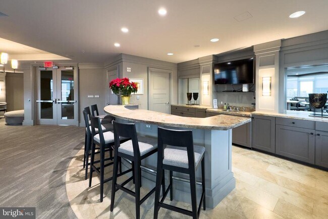 Building Photo - 8220 Crestwood Heights Dr