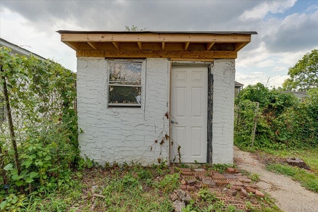 Building Photo - Charming Craftsman Bungalow — 727?N?Holly?...