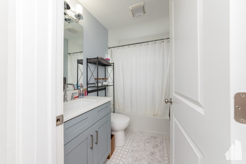 Building Photo - 3570 W Dickens Ave