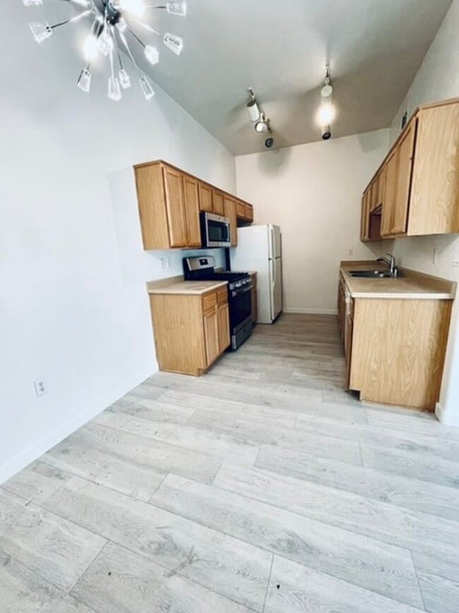 Building Photo - 2305 W Horizon Ridge Pkwy
