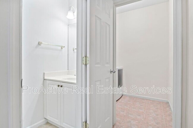 Building Photo - 9468 Bay Front Dr