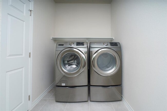 Building Photo - 5304 Golden Canary Ln