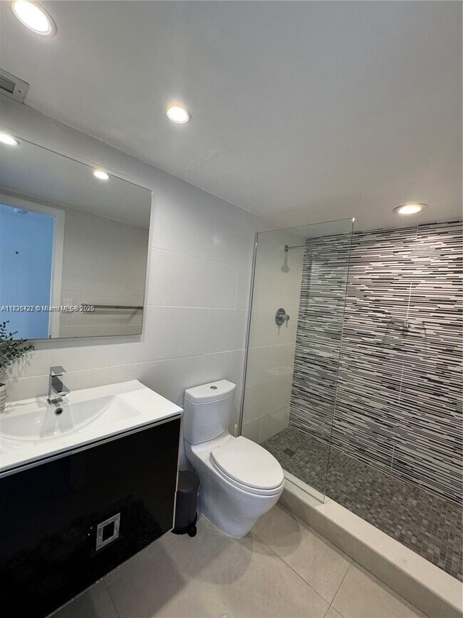 Building Photo - 5750 Collins Ave